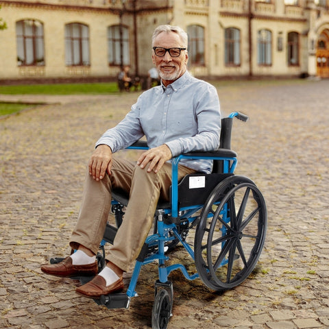 Fauteuil roulant pliant à grandes roues amovibles coloris bleu